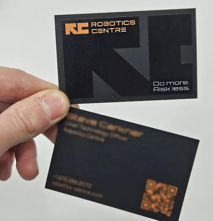 Уф друк візиток по чорному диз картоні з вибірковим лаком